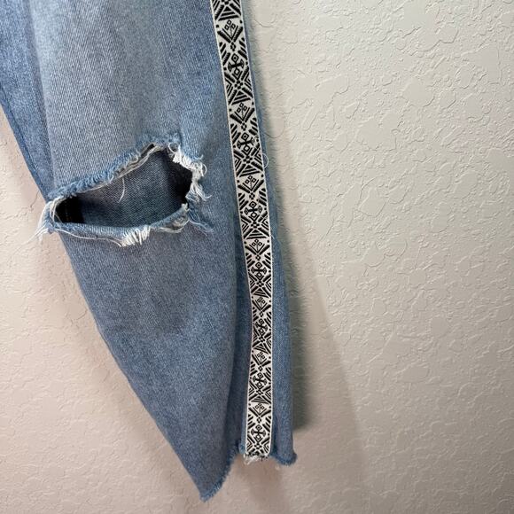 Women's Lucky Brand Ribbon Embellished Distressed Straight Leg Jeans Size 2/26 - Picture 3 of 7